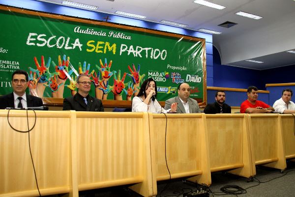 Imagem: Audiência Pública 'Escola sem Partido' foi cancelada devido aos protestos no plenário
