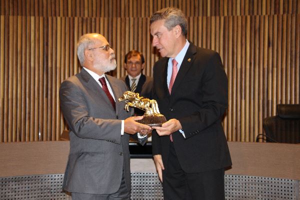 Imagem: Além do Título de Cidadão Sul-mato-grossense, o ministro Renato Paiva recebeu a estátua do Cavaleiro Guaicuru