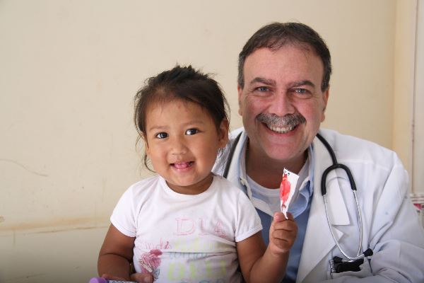 Imagem: O atendimento às crianças foi realizado por Dr. Paulo Siufi, deputado estadual e médico pediatra