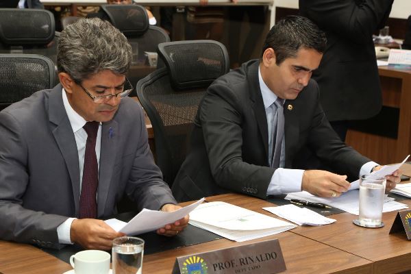 Imagem: À esquerda, deputado Professor Rinaldo (PSDB), líder do Poder Executivo na Casa de Leis