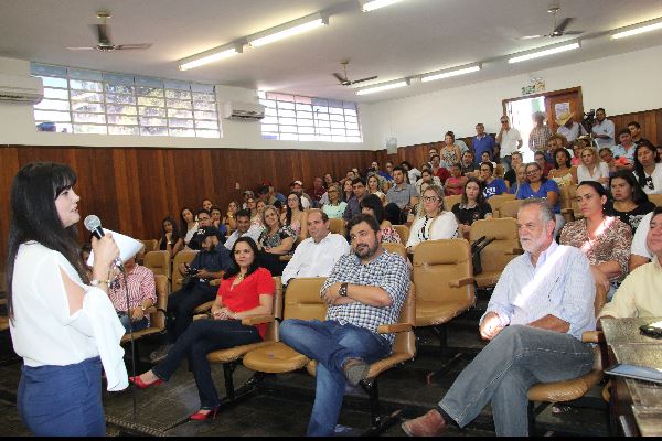 Imagem: No auditório da Prefeitura Municipal, Mara conversa com servidores, secretários e parlamentares da cidade