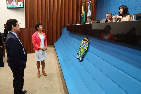 Imagem: A convite do deputado Amarildo Cruz, vereadora Enfermeira Cida discursou durante sessão também presidida pela deputada Mara Caseiro