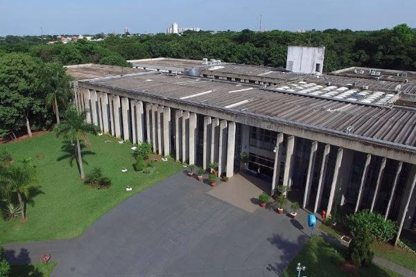 Imagem: Prédio da Assembleia Legislativa de Mato Grosso do Sul, localizado no Parque dos Poderes