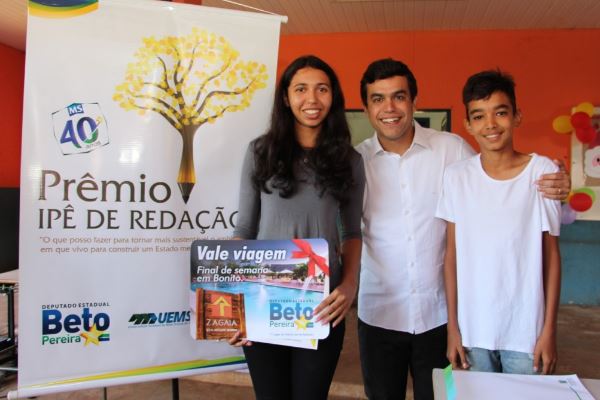 Imagem: Rodicleia Magalhães Silva, que ganhou em primeiro lugar e Georges Emannuel Carvalho em segundo