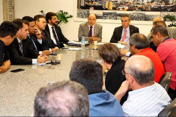 Imagem: Parlamentares reunidos com funcionários da JBS em outubro de 2017 na ALMS