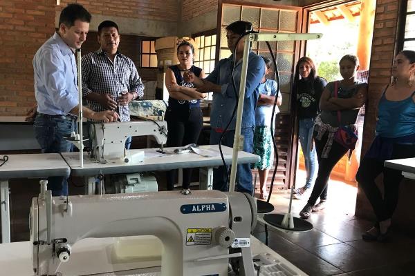 Imagem: As 10 máquinas de costura vão propiciar maior autonomia pessoal e financeira aos indígenas de Dourados - Foto: Jhonatan Xavier