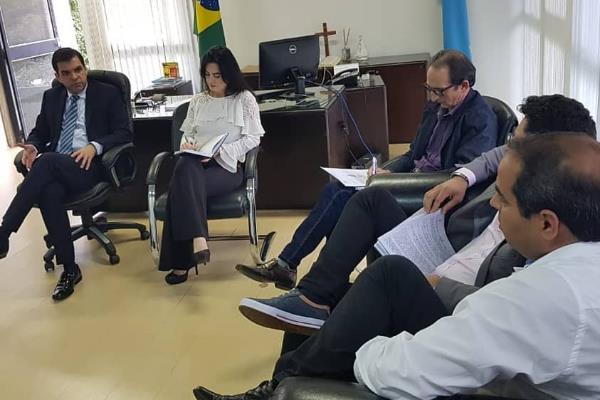 Imagem: Reunião com o secretário de Saúde e autoridades de Itaquiraí