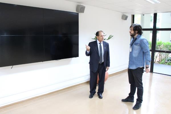 Imagem: 1º Secretário da Mesa Diretora da ALMS, deputado Zé Teixeira (DEM), e o arquiteto do Legislativo, Néder Schabib, avaliam o painel eletrônico.