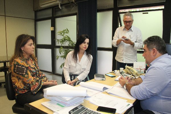 Imagem: Mara Caseiro e prefeita Patrícia apresentam demandas de Iguatemi ao diretor da Agesul