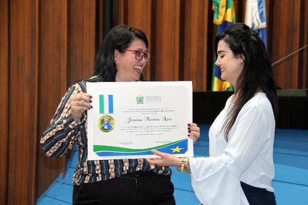 Imagem: Mara Caseiro entrega prêmio a musicista de Chapadão do Sul