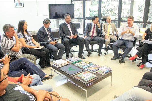 Imagem: Servidores administrativos da Educação em reunião com deputados e o secretário Eduardo Riedel