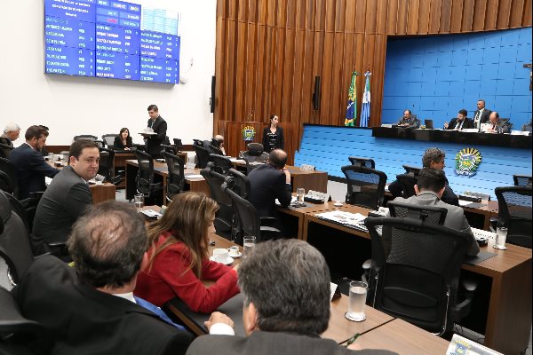 Imagem: Deputados durante sessão plenária 