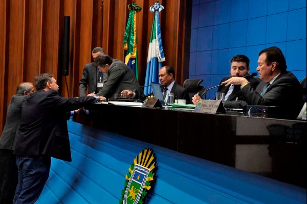 Imagem: Deputados estaduais durante sessão plenária