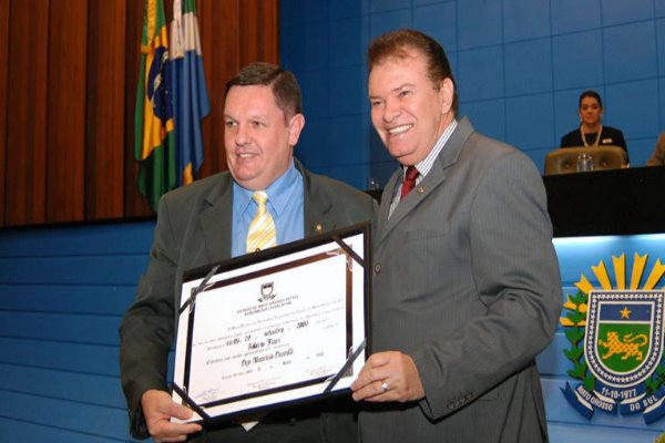 Imagem: Professor Fauri recebeu Título de Cidadão Sul-mato-grossense do deputado estadual Mauricio Picarelli em 2010.