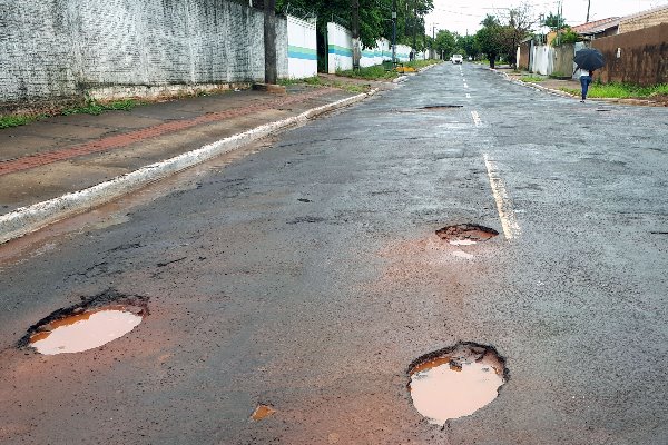 Imagem: Sequência de buracos na rua Nicomedes Vieira coloca em risco o tráfego  de motociclistas