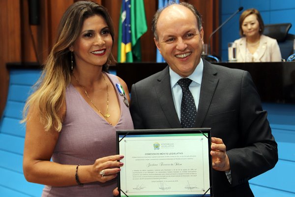 Imagem: A servidora pública estadual Jacilene Ferreira da Silva foi homenageada por Mochi