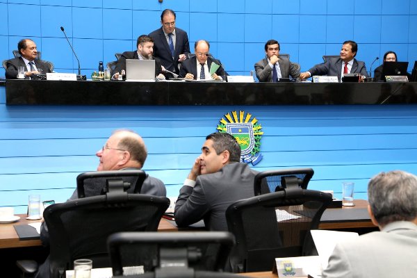 Imagem: Deputados durante sessão ordinária 