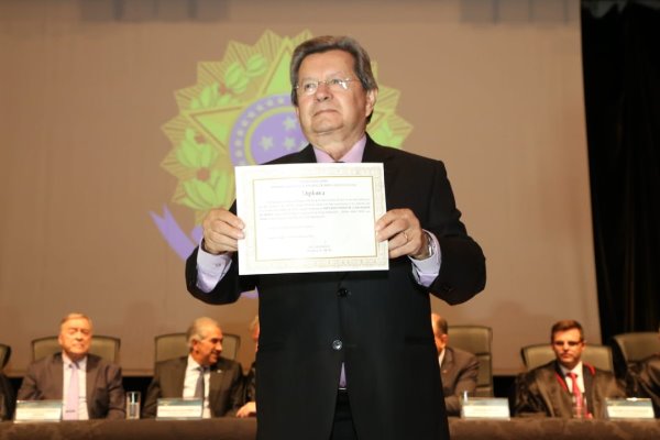 Imagem: Onevan de Matos recebe diploma expedido pela Justiça Eleitoral