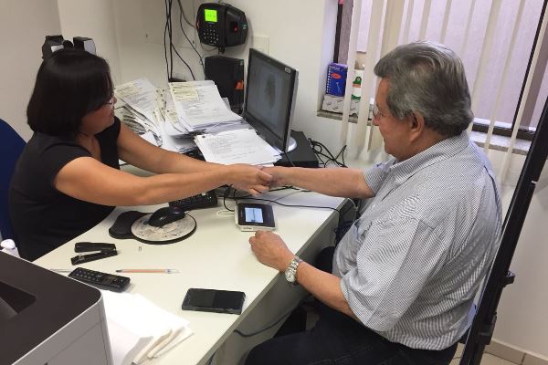 Imagem: Deputado estadual Onevan de Matos realizou cadastramento biométrico no cartório eleitoral de Naviraí
