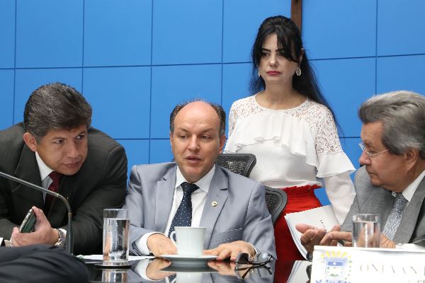 Imagem: Lidio Lopes, à esquerda, é autor do PL 59/2017, que será promulgado pelo presidente Junior Mochi