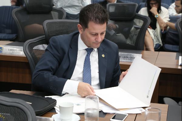 Imagem: Deputado Renato Câmara durante sessão na ALMS