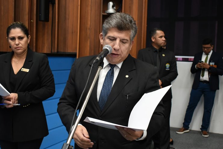 Imagem: Deputado Lidio Lopes durante sessão ordinária; parlamentar é o autor da proposta