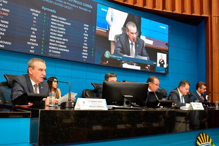Imagem: Os projetos de origem de outros Poderes são lidos em plenário pelo 1º secretário da ALEMS, deputado Paulo Corrêa