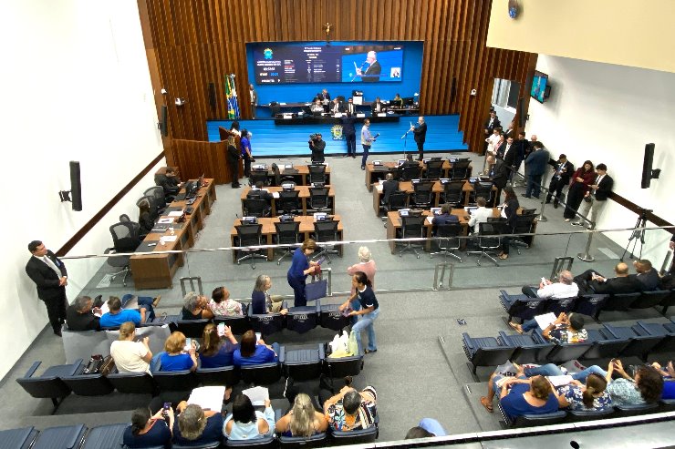 Imagem: As sessões são realizadas na sede do Parlamento, no Plenário Deputado Júlio Maia, a partir das 9h