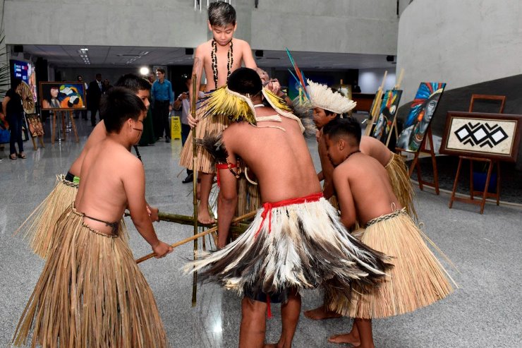 Imagem: Durante a abertura da mostra, houve a apresentação do Grupo da Aldeia Urbana Marçal de Souza, com a Dança da Ema – Kohixoti Kipaé