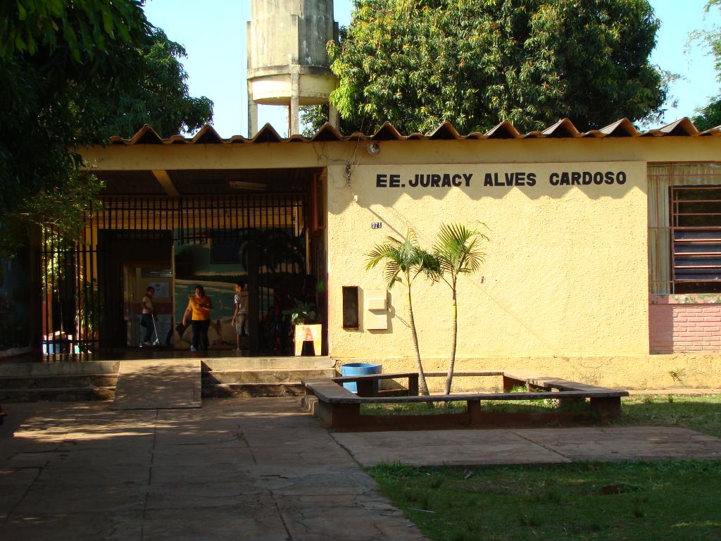 Imagem: Escola "Juracy" tem construídos muros e calçadas