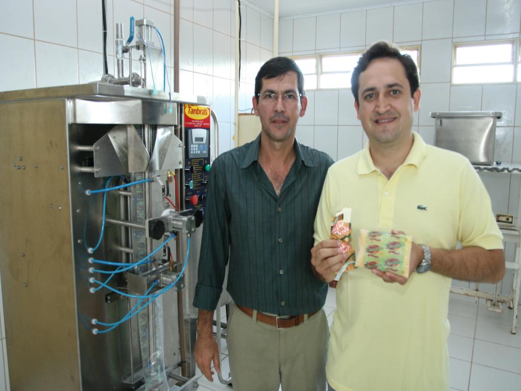 Imagem: O empresário Flávio Paiva mostra à fábrica ao deputado Marcio Fernandes