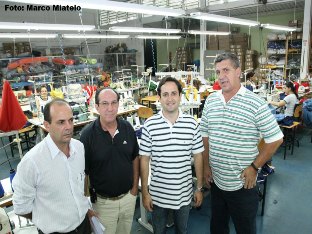 Imagem: Veloso, Antônio e Maurinho ao lado de Marcio Fernandes na fábrica