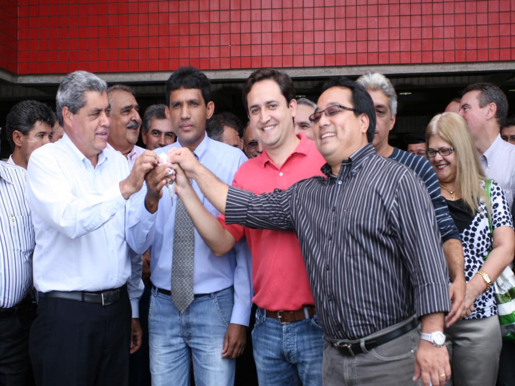 Imagem: André Puccinelli e Marcio Fernandes entregam chave ao prefeito e vereador de Jaraguari