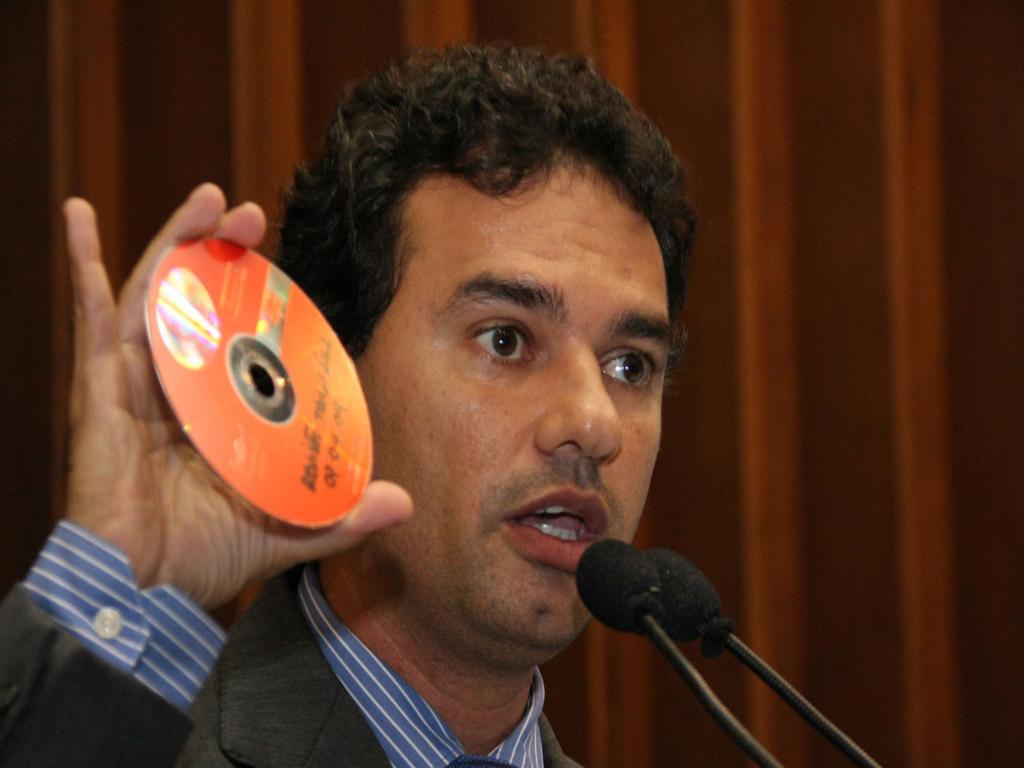 Imagem: Marquinhos Trad mostra CD com reportagens que apresentou em reunião da Aneel
