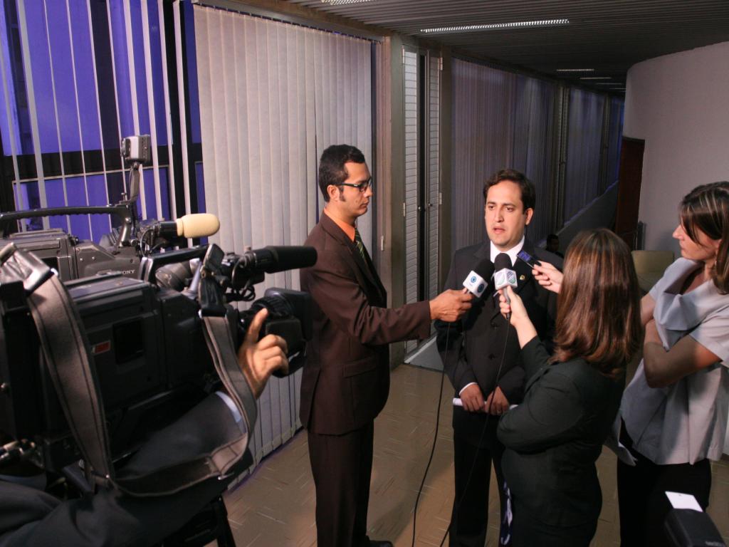 Imagem: Deputado tucano sede entrevista à imprensa