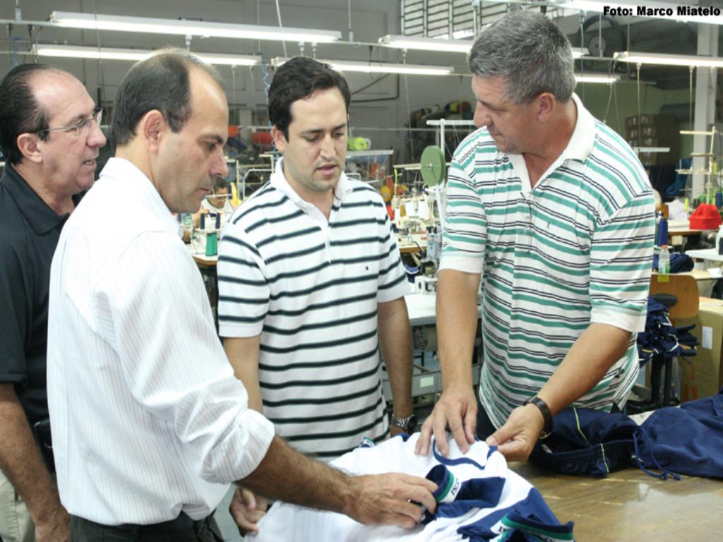 Imagem: Veloso (branco) e Marcio Fernandes (centro) durante visita à fábrica da Galeria dos Esportes