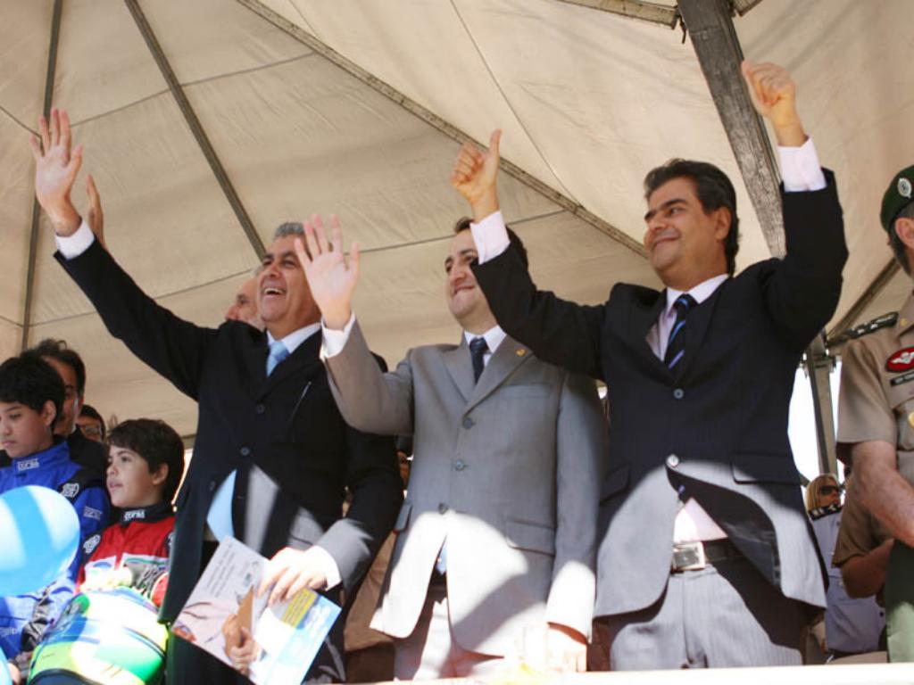 Imagem: Marcio Fernandes, entre o governador André Puccinelli e o prefeito Nelson Trad, durante desfile