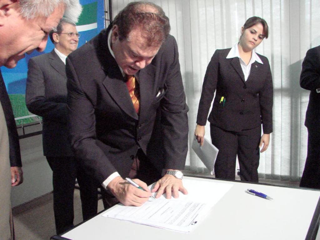 Imagem: Deputado Picarelli quando assinou documento para implantação do BRDE em MS.