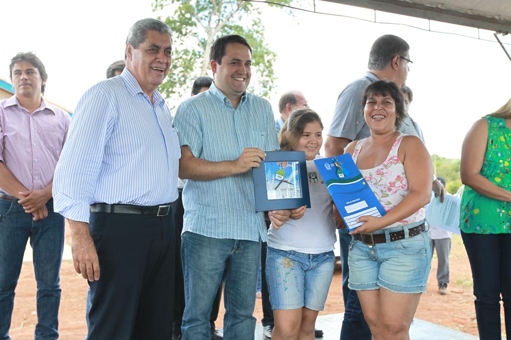 Imagem: Governador e Marcio Fernandes entregam chave da casa a moradora de Quebra Coco