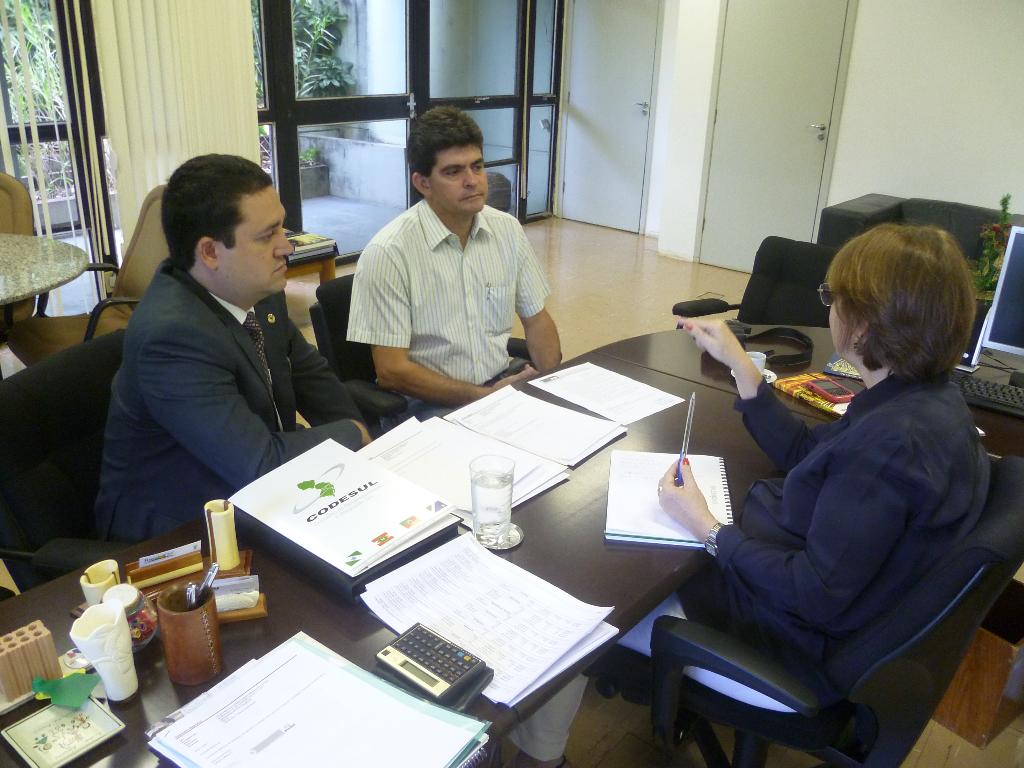 Imagem: Sec. Tereza recebeu o dep. Marcio Fernandes (e) e o pref. Marcelo