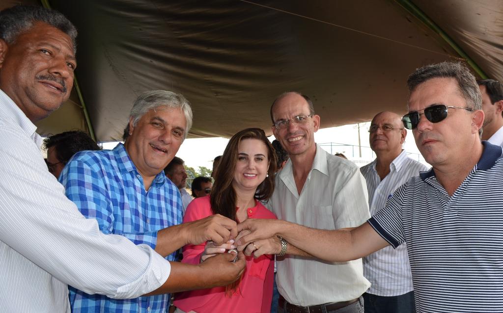 Imagem: Deputada entrega as chaves ao prefeito de Amambai, Sérgio Barbosa
