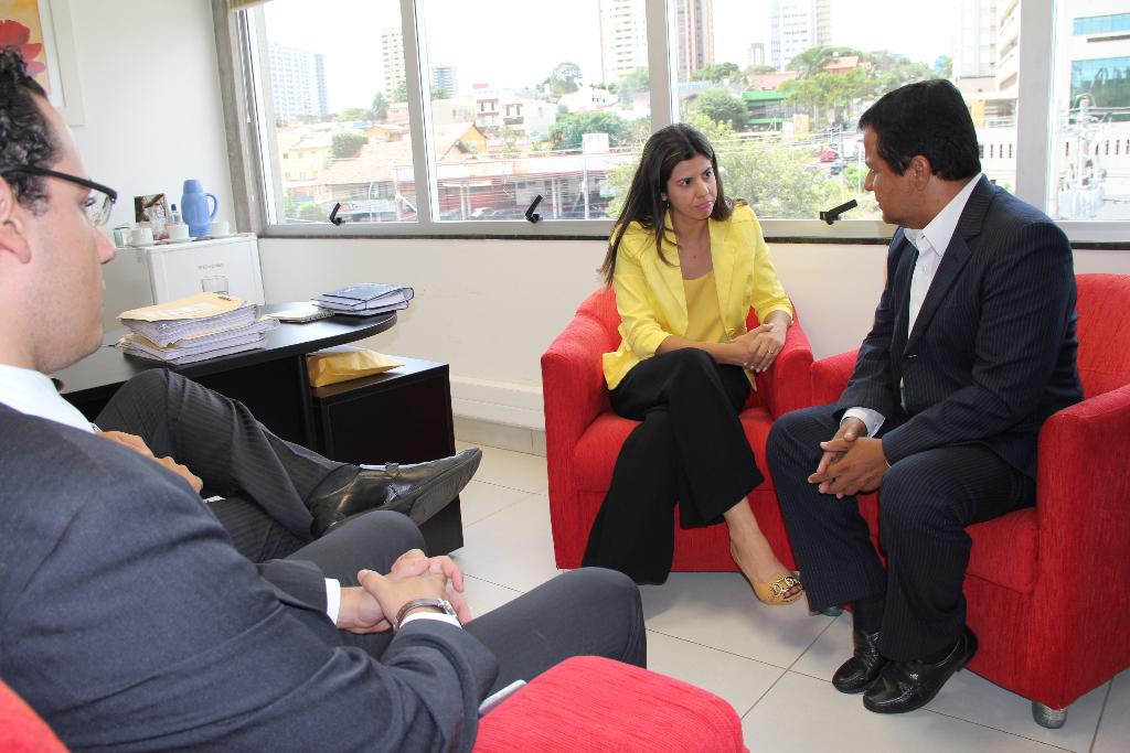 Imagem: Deputado Amarildo Cruz durante reunião com promotora Paula Volpe