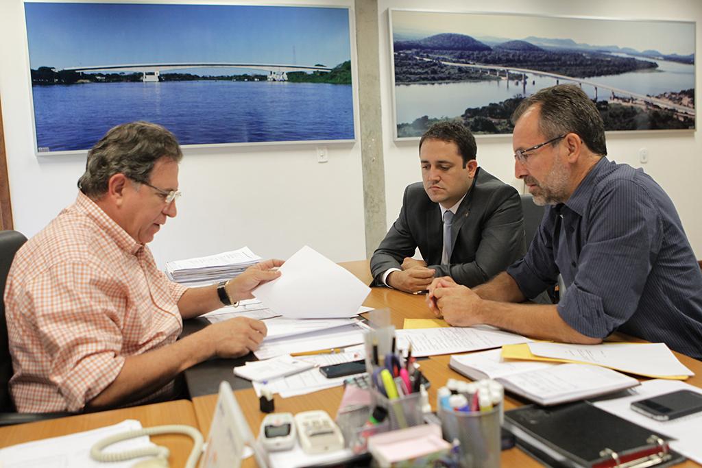 Imagem: Reunião com o secretário de obras públicas e transporte, Edson Giroto. 