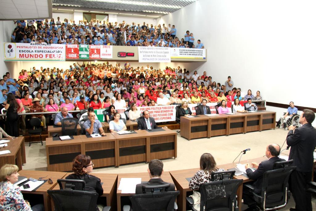 Imagem: Dentre as audiências ocorreu a sobre educação especial, proposta por Kemp, que lotou o plenário