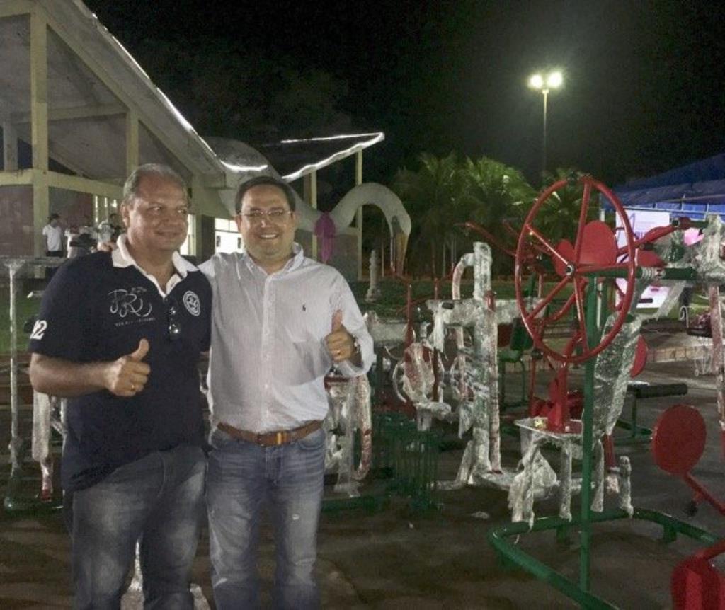 Imagem: Presidente do PMDB Municipal, José Armando e deputado Marcio Fernandes durante a entrega dos aparelhos da academia na Praça das Américas.