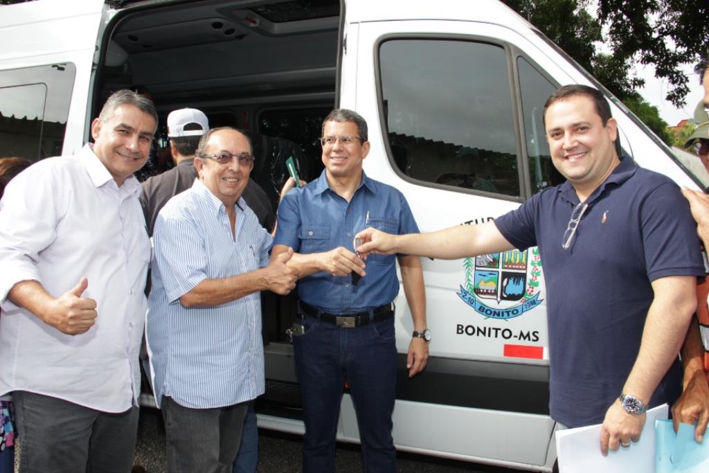 Imagem: Marcio Fernandes entrega as chaves nas mãos do prefeito e secretário de saúde