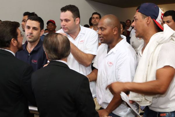 Imagem: Preocupados com possíveis demissões, trabalhadores pediram apoio da ALMS