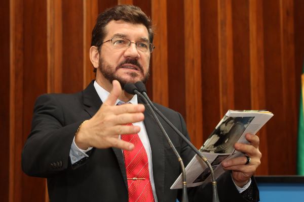 Imagem: Deputado mostrou anúncio em revista para demonstrar precarização das relações trabalhistas