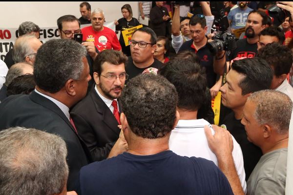 Imagem: Deputados conversaram com servidores que protestaram contra tramitação da reforma previdenciária