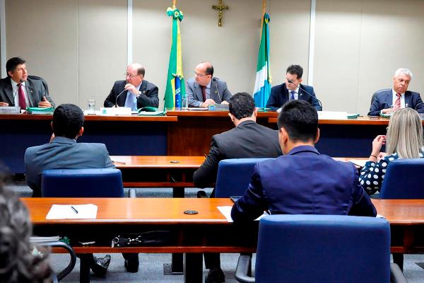 Imagem: Reunião da CCJR ocorre toda quarta-feira no Plenarinho Nelito Câmara